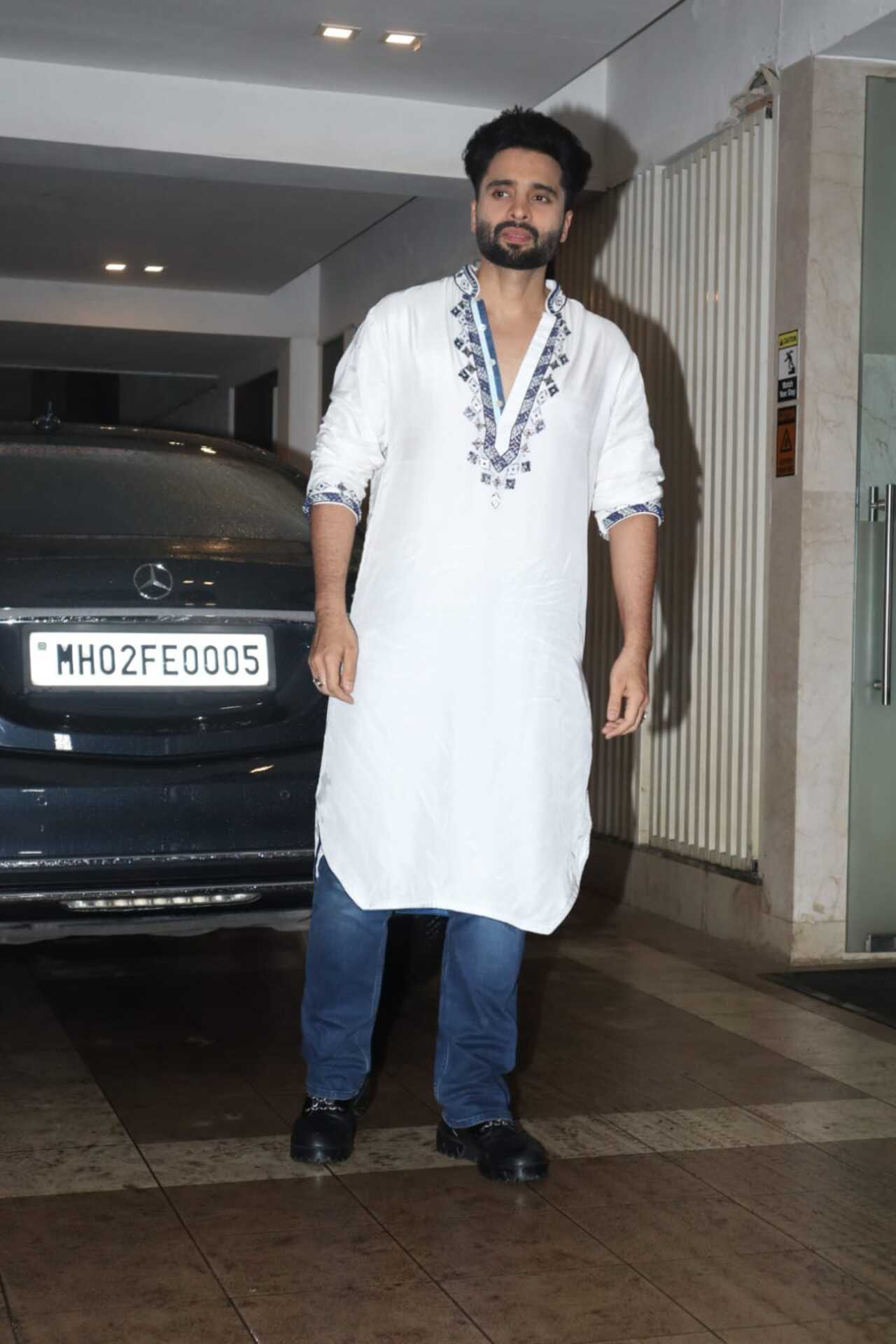 Jackky wore a white kurta and jeans